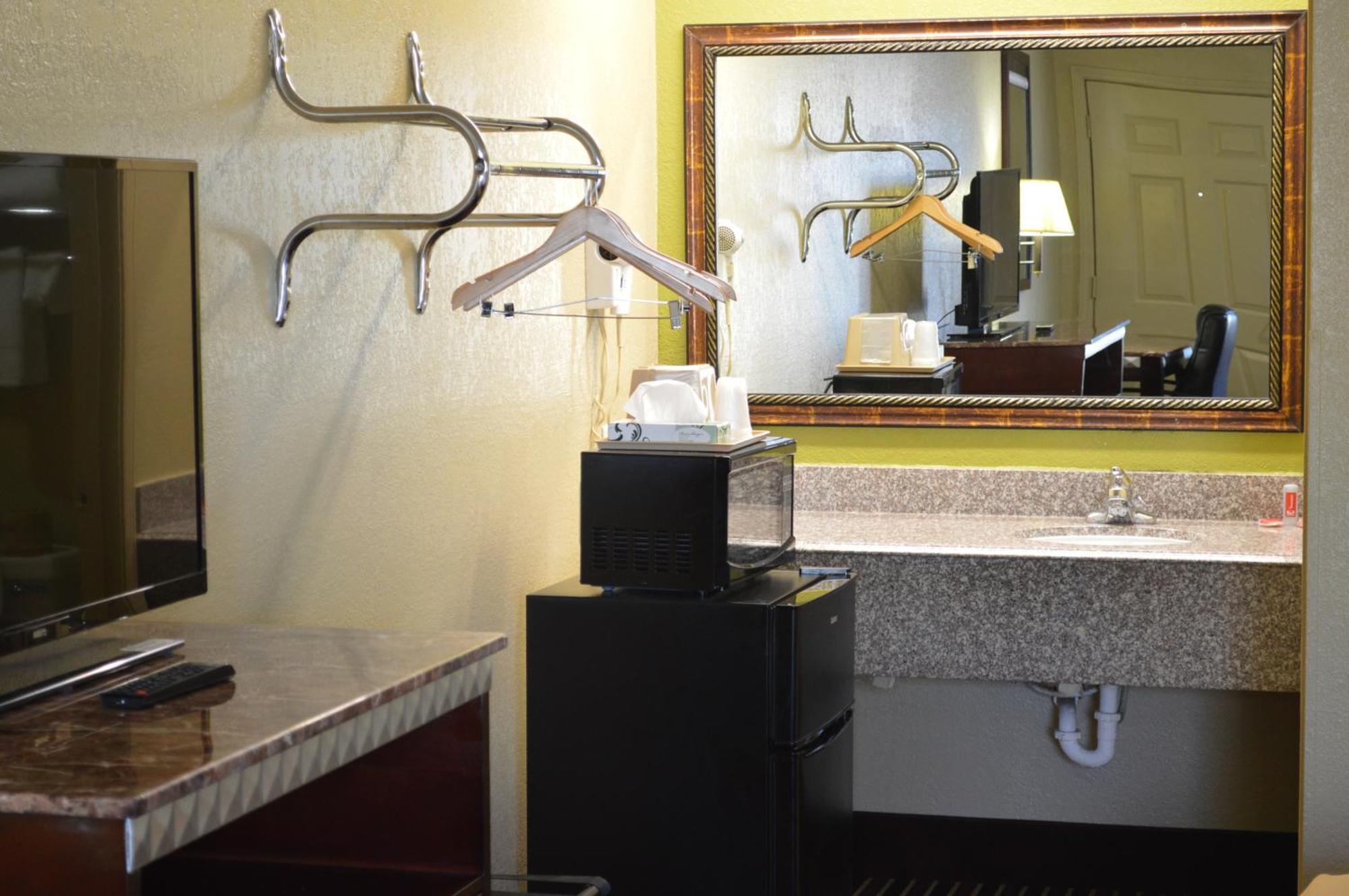 Econo Lodge Lake Charles University Area Номер фото